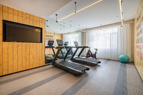 暑期游熱潮帶動(dòng)住宿業(yè)復(fù)蘇，宜尚酒店多店滿房并推出美甲服務(wù)提升體驗(yàn)